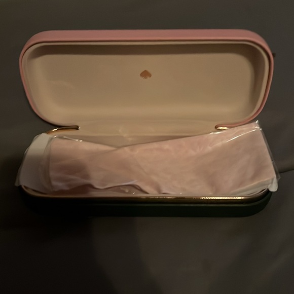Kate Spade Cases with cleaning cloths price is per case! Accepting Offefs - Picture 2 of 5